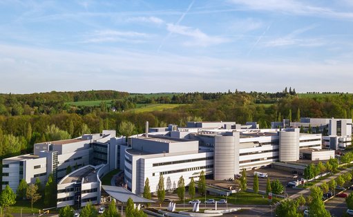 Das Bild zeigt eine Luftaufnahme des Sophien-und Hufeland-Klinikums Weimar. Zu sehen sind im Vordergrund das Hauptgebäude mit dem Funktionstrakt und der Notaufnahme und damit verbunden im Hintergrund die beiden Bettenhäuser sowie die Psychiatrische Klinik.