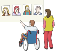 Person im Rollstuhl und Person ohne Rollstuhl besuchen gemeinsam eine Kunstausstellung