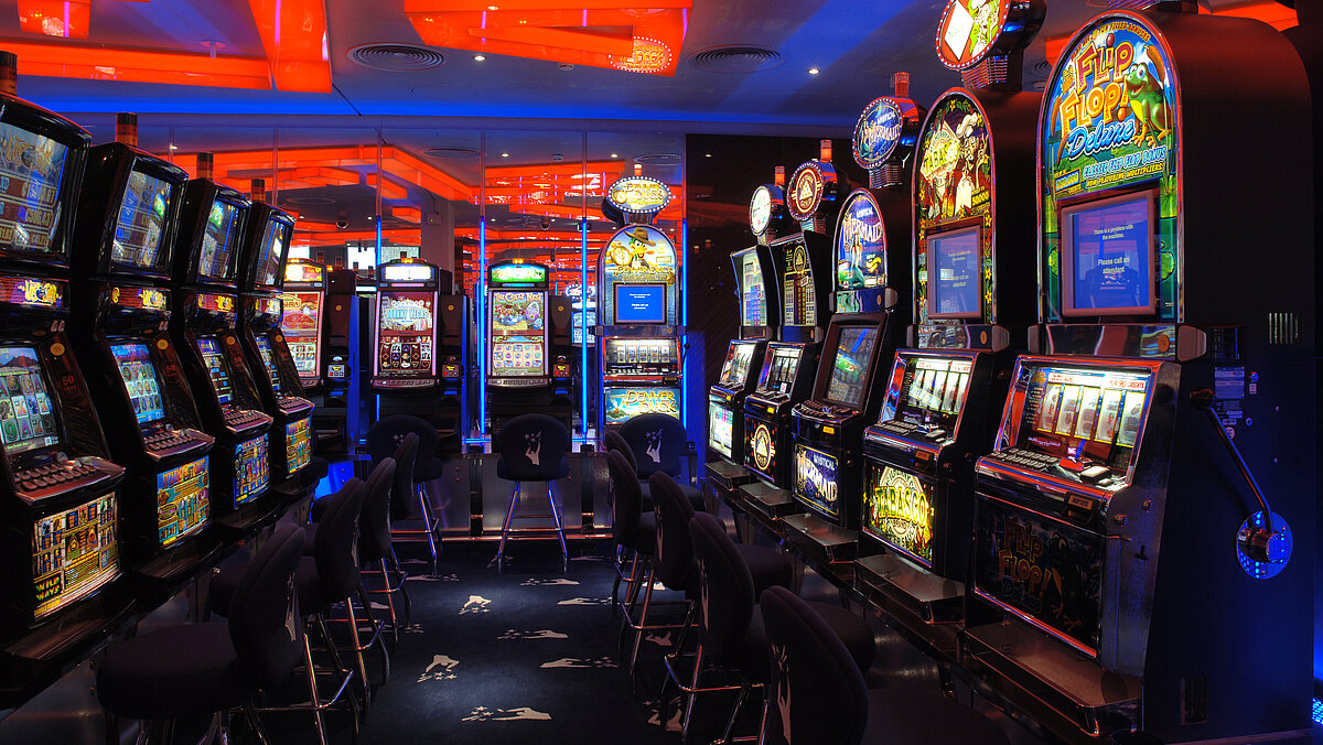 Glücksspielautomaten in einer Spielhalle