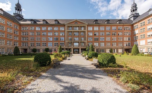 Das Bild zeigt das denkmalgeschützte Hauptgebäude des Standorts Saalfeld der Thüringen-Kliniken „Georgius Agricola“.