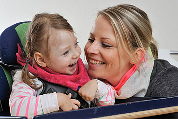 Mutter mit Kind im Rollstuhl
