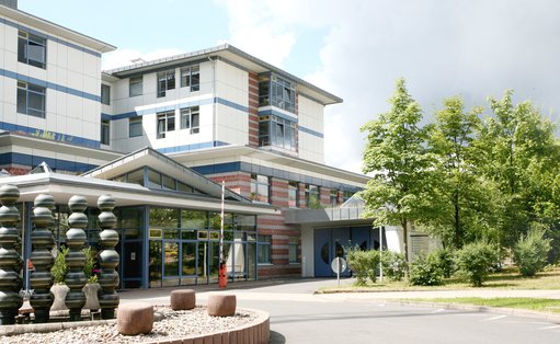 Ansicht des Eingangsbereiches am Ilm-Kreis-Klinikum Ilmenau, Foto: Ilm-Kreis-Kliniken Arnstadt-Ilmenau gGmbH